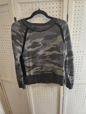 Tommy Hilfiger Women's Black and Gray Camouflage Knit Sweater Size M